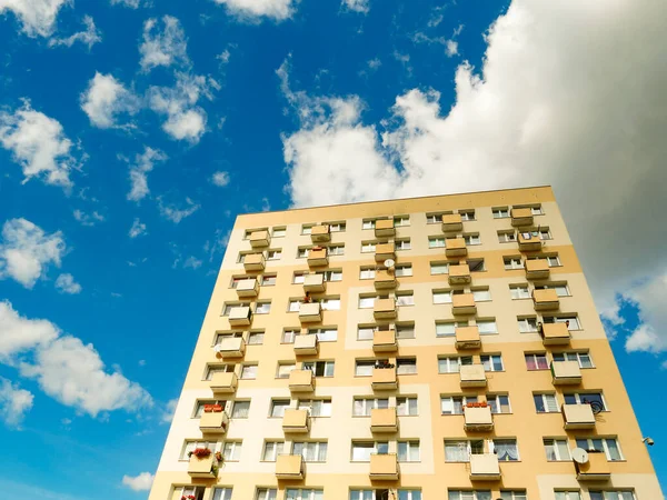 Mehrstöckiges Haus Auf Wolken Und Blauem Himmel Hintergrund Der Blick — Stockfoto
