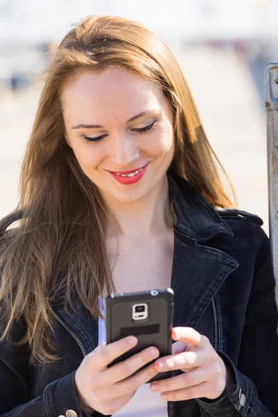 Технологии Коммуникации Привлекательная Модная Женщина Помощью Смс Смартфоне Улице — стоковое фото
