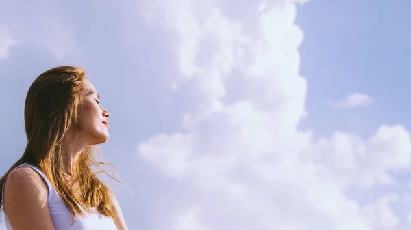 Молодая Женщина Отдыхает Открытом Воздухе Женщины Наслаждаются Солнечным Светом Фоне — стоковое фото