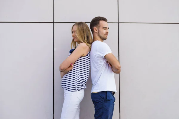 日付と愛の概念 若い女性と男が後ろに立っている 屋外肖像画 — ストック写真