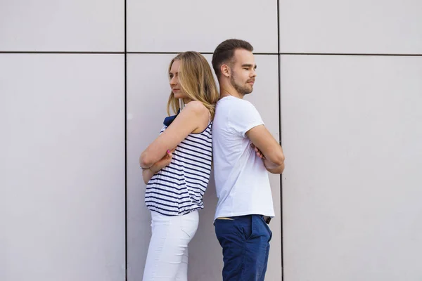 Datum Liefde Concept Jonge Vrouw Man Staan Achter Elkaar Buitenportret — Stockfoto