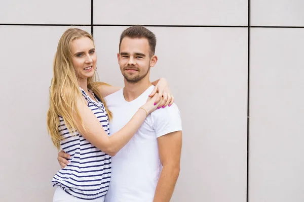 Data Conceito Amor Loira Jovem Com Seu Namorado Livre — Fotografia de Stock