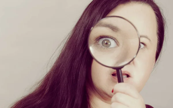 Volwassen Vrouw Met Vergrootglas Dat Iets Onderzoekt Goed Kijkt Zoek — Stockfoto