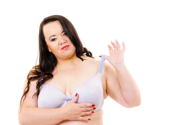 Artı Beyaz Sütyen Askısı Tutan Şişman Olgun Bir Kadın Çamaşırlı — Stok fotoğraf