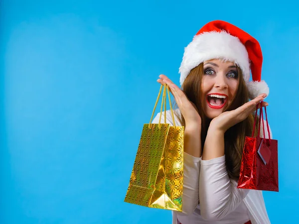 Jeune Femme Brune Est Heureuse Donner Des Cadeaux Noël Chapeau — Photo