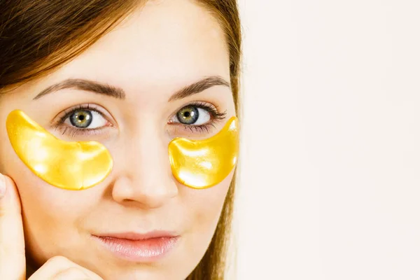 Młoda Kobieta Nakłada Złote Plamy Kolagenowe Pod Oczy Maska Usuwająca — Zdjęcie stockowe