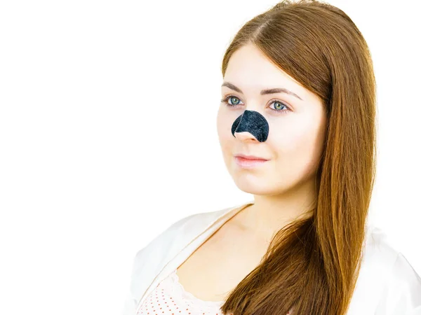 Donna Che Applica Strisce Chiare Sul Naso Utilizzando Maschera Tessile — Foto Stock