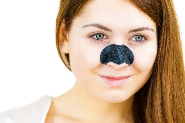 Kvinna Appying Clear Strips Näsan Med Hjälp Porrengöring Textilmask För — Stockfoto