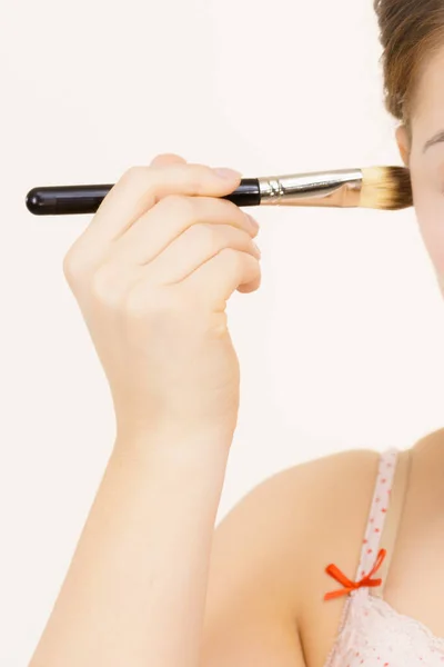女人拿起化妆工具 准备在脸上涂上化妆品粉底 — 图库照片