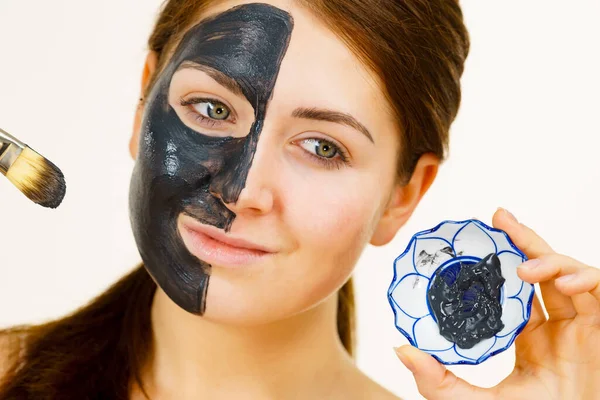 Soins Peau Femme Appliquant Masque Carbo Boue Nettoyant Profond Sur — Photo