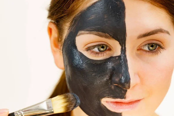 Cuidado Piel Mujer Aplicando Mascarilla Barro Negro Purificante Arcilla Curativa —  Fotos de Stock