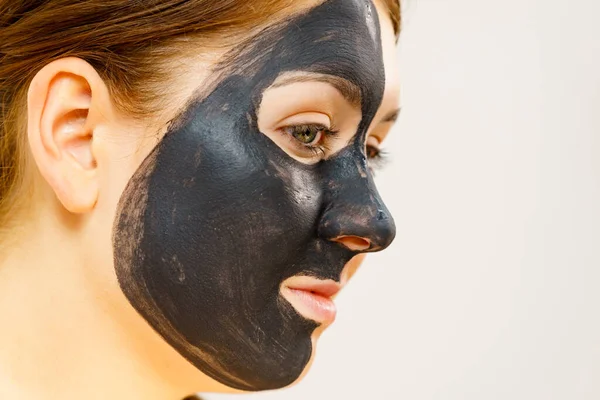 スキンケア 炭の顔のマスクを持つ女性 顔に深いクレンザー にきび治療 サイドビュー — ストック写真