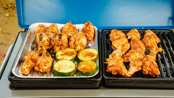Zamknij Pyszne Mięso Kurczaka Warzywa Cukinii Grillu Gazowym Grill Obiad — Zdjęcie stockowe