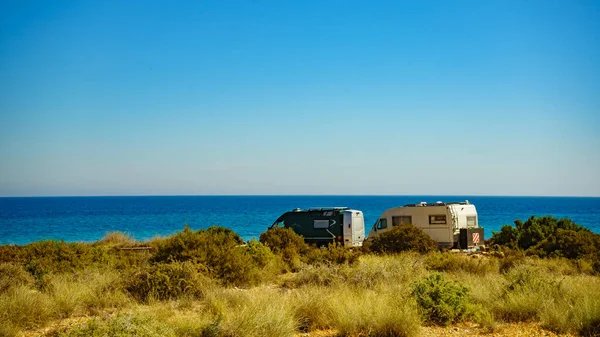 Camper Van Rekreační Vozidla Středozemním Pobřeží Španělsku Kempování Pláži Přírody — Stock fotografie