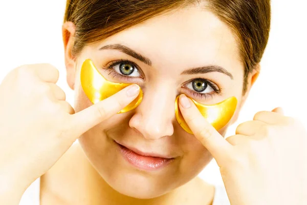 Mulher Jovem Aplicando Manchas Colágeno Dourado Sob Olhos Máscara Removendo — Fotografia de Stock