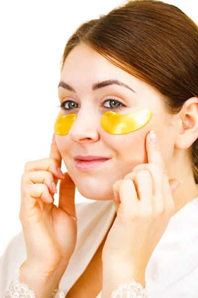 Mulher Jovem Aplicando Manchas Colágeno Dourado Sob Olhos Branco Máscara — Fotografia de Stock