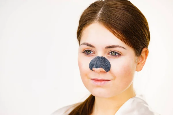Kvinna Appying Clear Strips Nose Using Pore Cleansing Textile Mask — Stockfoto