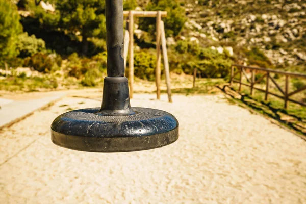 Zip Draad Met Lege Stoel Park Natuur Kabel Antenne Glijbaan — Stockfoto