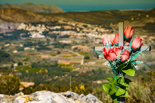 Mémorial Avec Fleur Croix Dans Les Montagnes Espagne Marqueur Qui — Photo