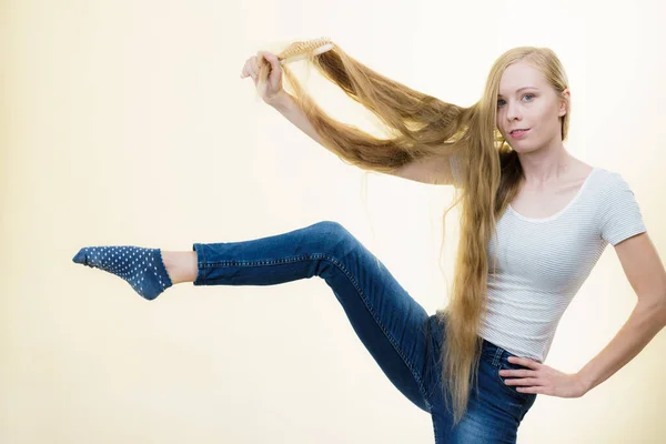 Mujer Rubia Con Cepillo Peinándose Pelo Muy Largo Adolescente Cuidando — Foto de Stock