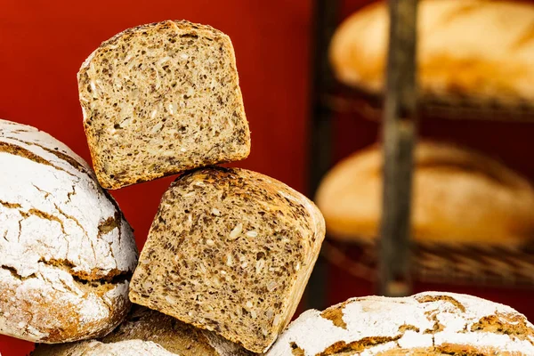 Veel Rustieke Gebakken Traditionele Brood Broden Markt Kraam Buiten — Stockfoto