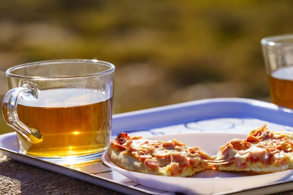 Çay Fincanı Pizza Dilimleri Tabakta Açık Havada — Stok fotoğraf