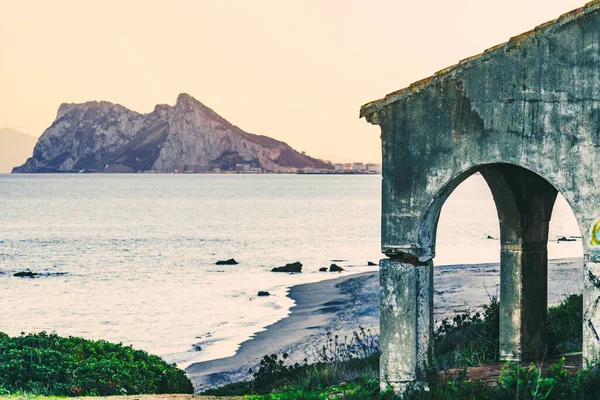 地平線にジブラルタルロックで海の風景 トルレコンゲレラビーチからの眺め プンタマラ アンダルシアスペイン — ストック写真