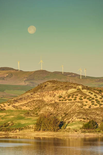 Des Éoliennes Sur Les Collines Pleine Lune Dans Ciel Matin — Photo