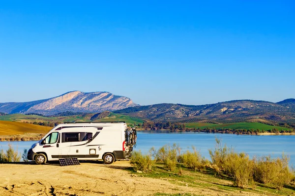 Panel Solar Portátil Autocaravana Van Camping Naturaleza Lago Embalse Del —  Fotos de Stock