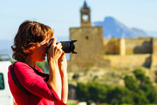 Érett Női Turista Fényképezőgéppel Utazási Fotókat Antequera Város Alcazaba Erőd — Stock Fotó