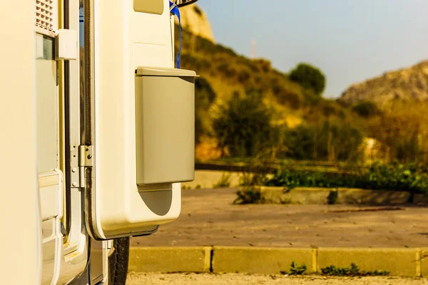 Wohnmobil Freizeitfahrzeug Freien Und Mülleimer Vor Der Tür Zelten Der — Stockfoto