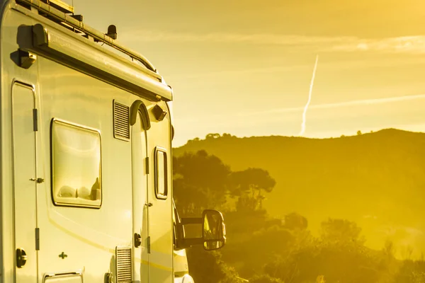 Camper Veículo Recreativo Camping Natureza Montanhas Andaluzia Espanha Luz Manhã — Fotografia de Stock