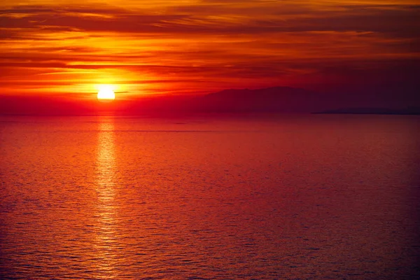 Ηλιοβασίλεμα Πάνω Στη Θάλασσα Ήλιος Βυθίζεται Κάτω Από Τον Ορίζοντα — Φωτογραφία Αρχείου