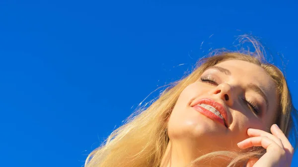 Close Beautiful Young Woman Face Sunlight Blonde Female Enjoying Vacations — Stock Photo, Image