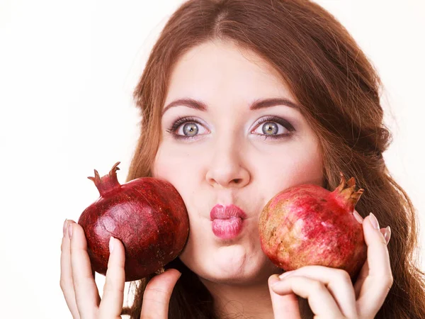 Joyeux Jeune Femme Jouant Avec Des Fruits Grenade Sur Blanc — Photo