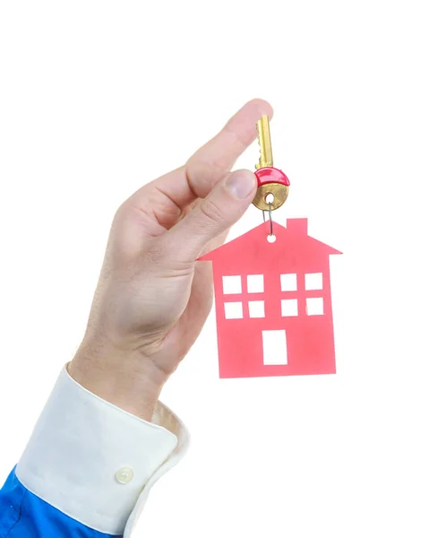 赤いホーム形状の新しい家の鍵を保持している男性の手を閉じます 不動産と住宅のコンセプト — ストック写真