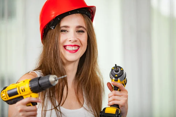 Junge Frau Benutzt Bohrmaschine Und Schraubenzieher Für Die Arbeit Hause — Stockfoto