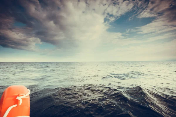 水の旅 冒険の概念 ヨットからの海の景色 穏やかな水 晴れた日 多くの雲と空 — ストック写真