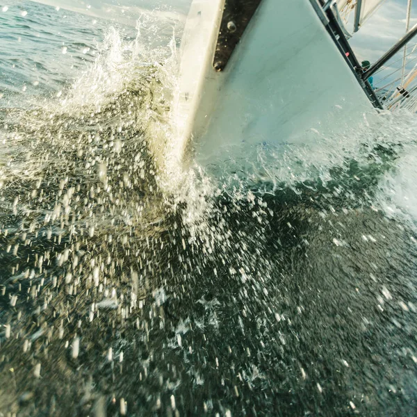Yachting Sail Boat Bow Stern Shot Splashing Sea Water Sporty — Stock Photo, Image