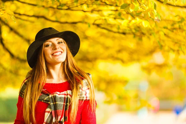 黄金の秋の天気の間に公園を歩く暖かいファッショナブルな衣装を身に着けている女性は 楽しみを持って自然を楽しむ — ストック写真
