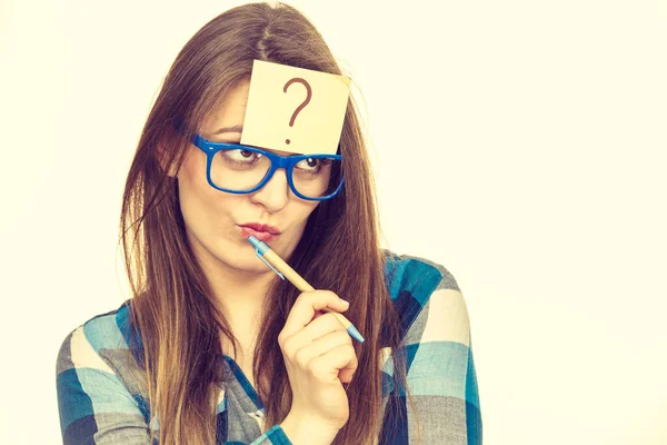 Denkende Frau Mit Großer Nerdbrille Und Fragezeichen Auf Der Stirn — Stockfoto