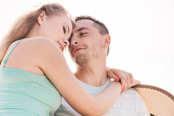 Relatiedoelen Liefde Vriendschap Concept Man Vrouw Zitten Samen Buiten Knuffelen — Stockfoto