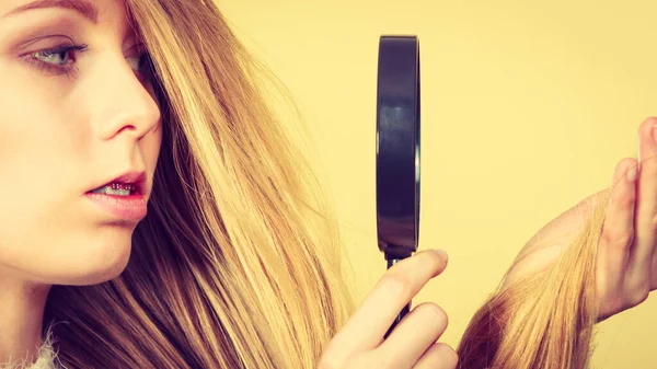 Уход Волосами Проблемы Здоровьем Несчастная Блондинка Смотрит Концы Своих Светлых — стоковое фото