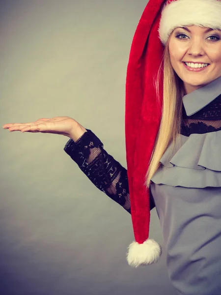 Weihnachten Saisonale Kleidung Winterliches Weihnachtskonzept Glückliche Frau Mit Weihnachtsmann Helfermütze — Stockfoto