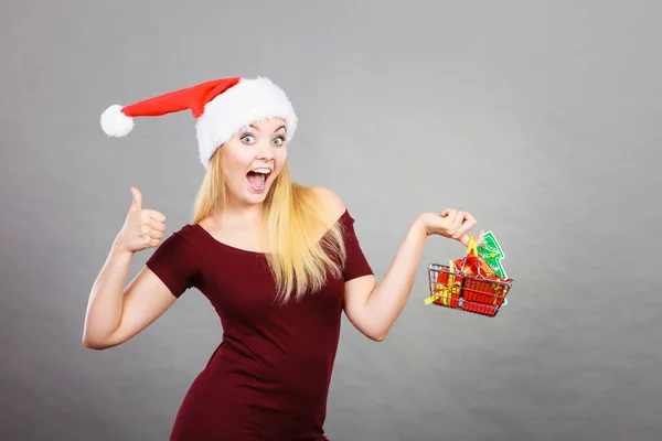 Weihnachten Saisonverkauf Winterfest Konzept Glückliche Frau Mit Weihnachtsmann Helfermütze Hält — Stockfoto