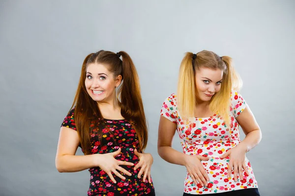 面白いです写真の二明るいですティーン女性とともにPonyails保持彼らの胃 — ストック写真
