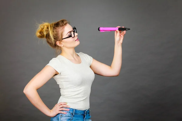 Estudante Olhando Mulher Vestindo Óculos Nerd Segurando Grande Lápis Grandes — Fotografia de Stock