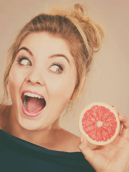 Dieta Saudável Comida Refrescante Cheia Vitaminas Mulher Feliz Segurando Frutas — Fotografia de Stock