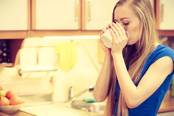女人站在厨房里喝茶 享受着放松的闲暇时光 — 图库照片
