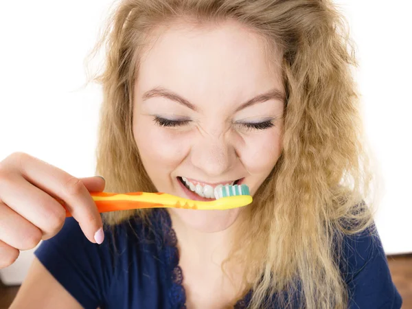 Mulher Loura Louca Feliz Escovando Dentes Com Cabelo Louco Emaranhado — Fotografia de Stock